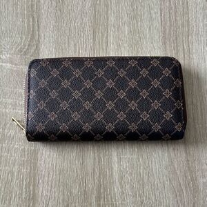 NWOT … Super Nice & Spacious Zip Around Wallet